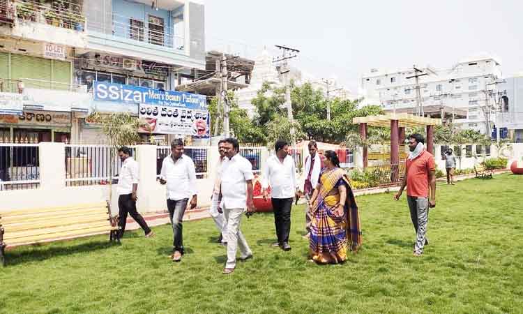 చిన్నారుల కోసం పార్కు నిర్మాణం