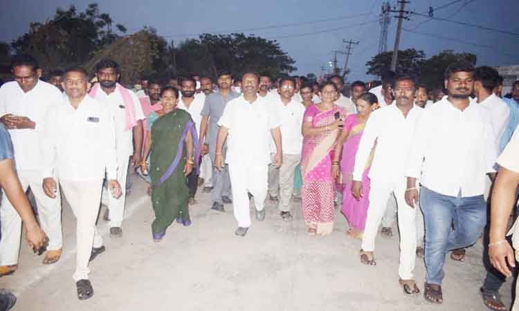 కేంద్రంపై పిడికిలెత్తాలి