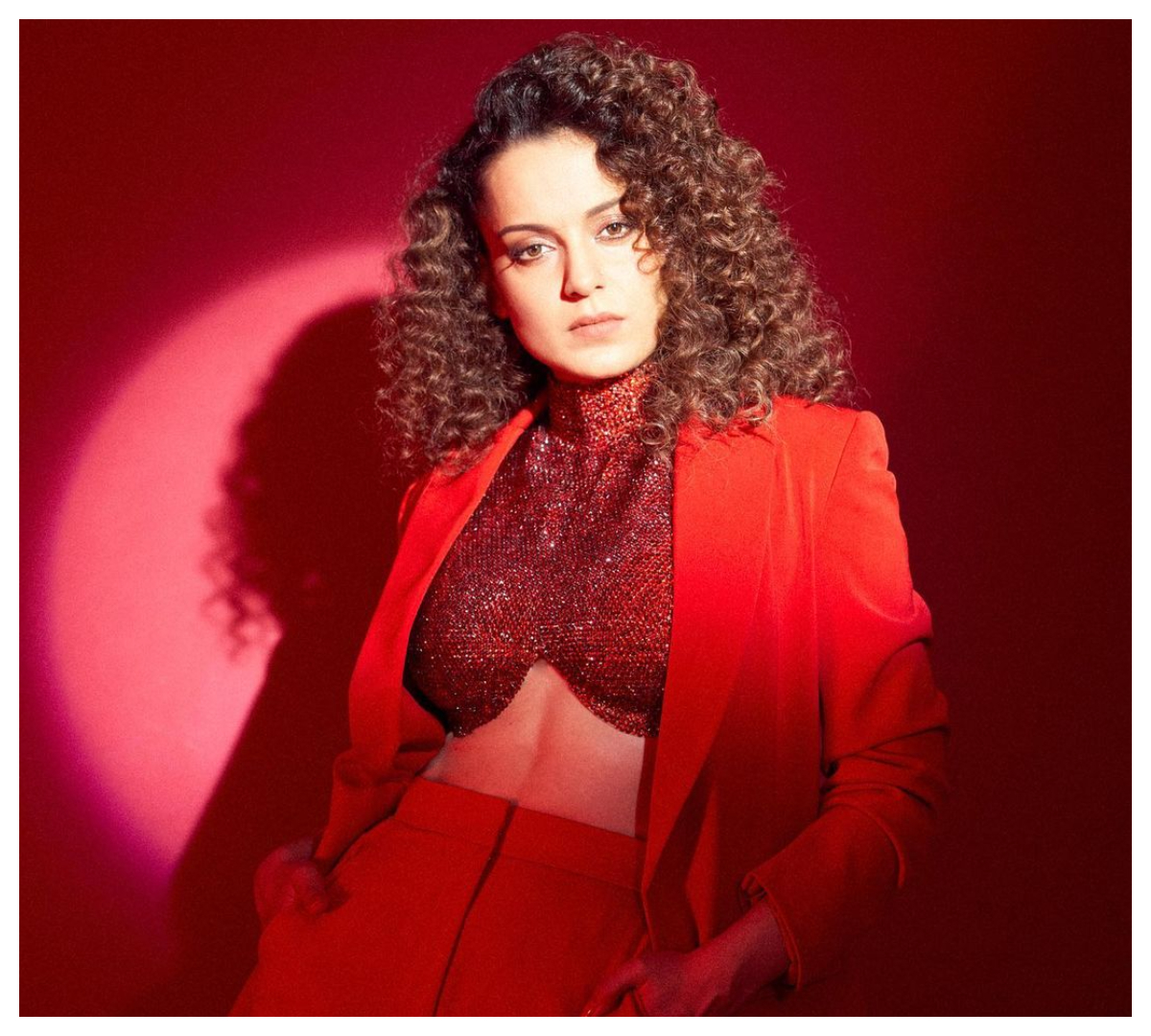 Kangana Ranaut | రెడ్ క‌ల‌ర్ డ్రెస్‌లో అదిరిపోయిన‌ కంగనా రనౌత్ పరువాలు..