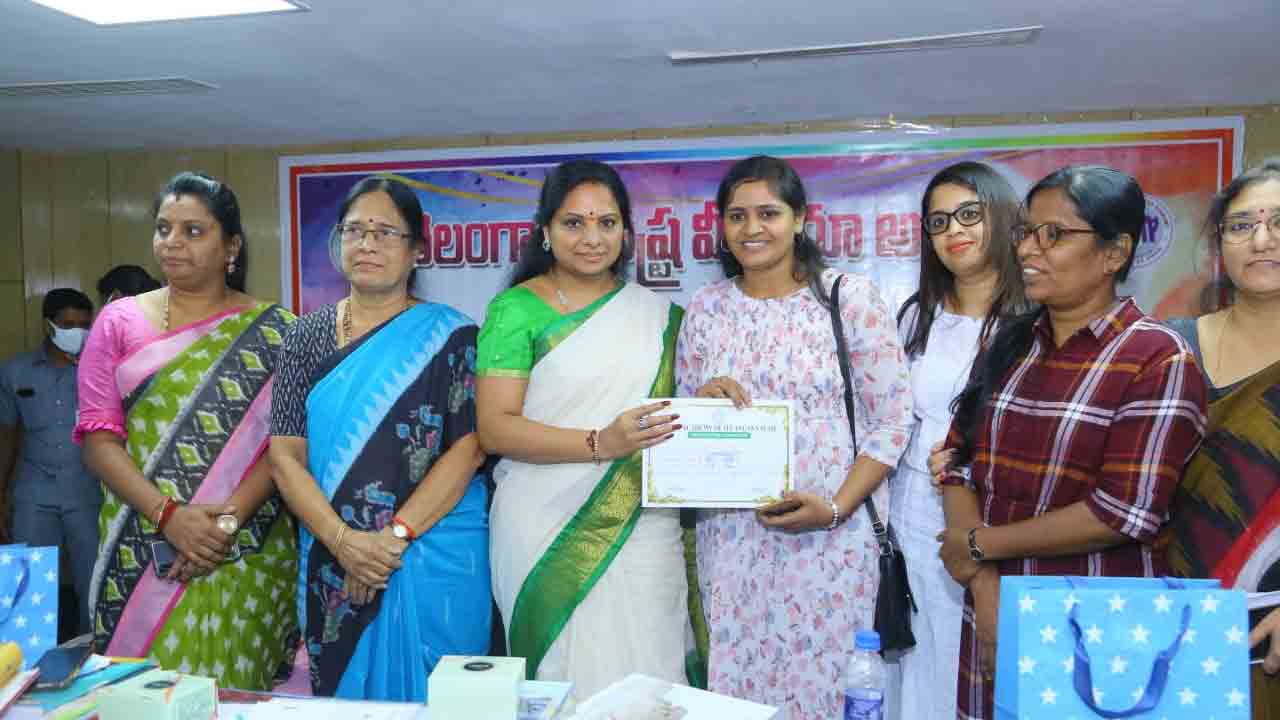 జర్నలిస్టులు ‘కోర్‌’ విలువలు పాటించాలి : కవిత