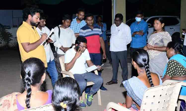 ఎమ్మెల్యే రేగాను కలిసిన ఆదివాసులు