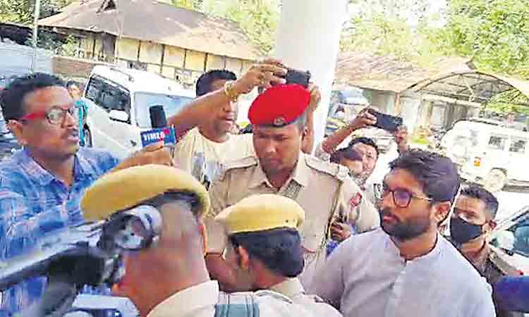 ప్రధాని మోదీపై ట్వీట్‌.. జిగ్నేశ్‌ మేవానీ అరెస్టు