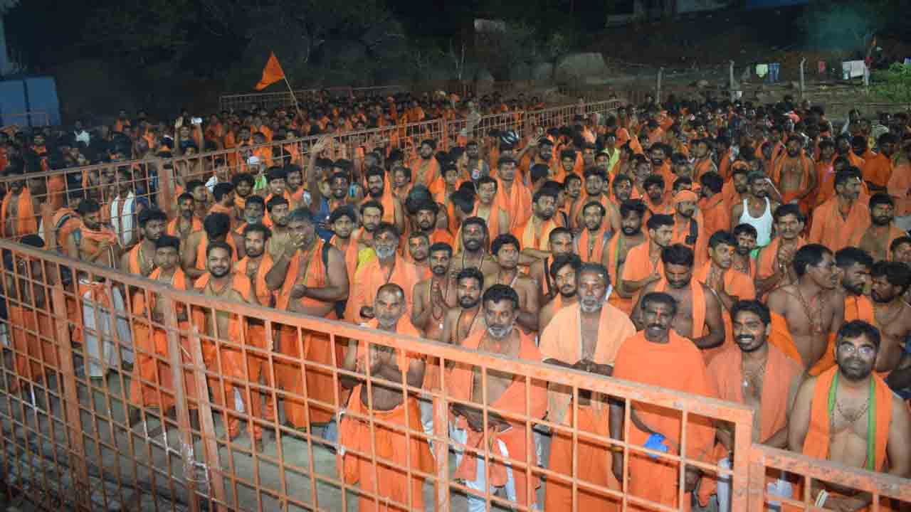 కొండగట్టుకు పోటెత్తిన భక్తులు