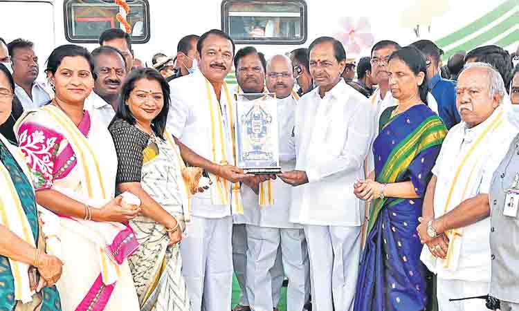 వచ్చిండు.. కానుక ఇచ్చిండు