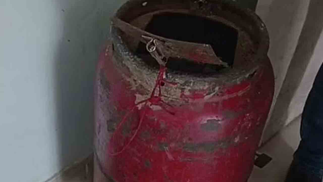 ఎల్‌పీజీ గ్యాస్ సిలిండ‌ర్‌లో మ‌ద్యం స‌ర‌ఫ‌రా.. ఒక‌రు అరెస్ట్