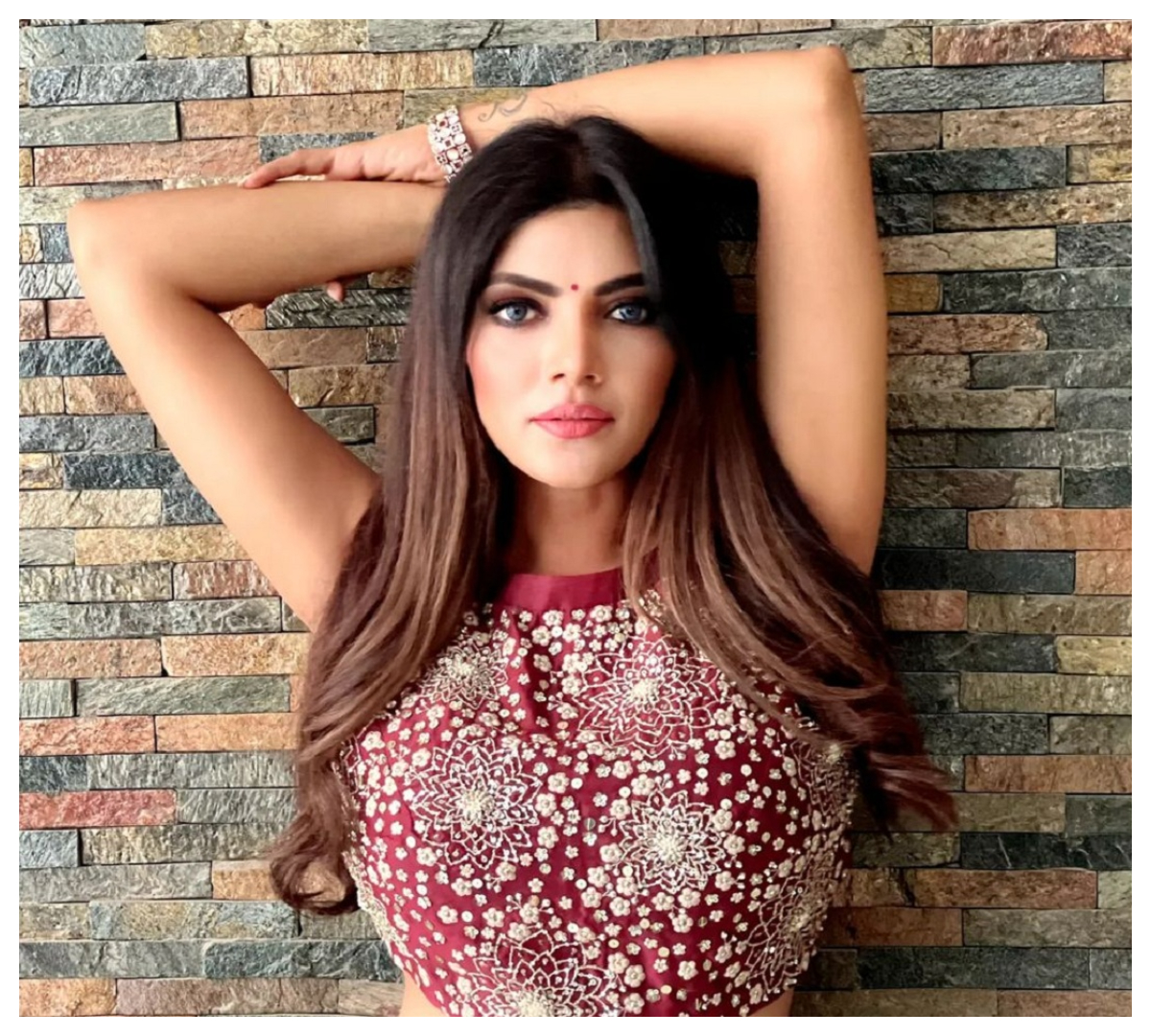 Lahari Shari | మెరూన్ క‌ల‌ర్ టాప్‌లో కేకపెట్టిస్తున్న లహరి శారీ..