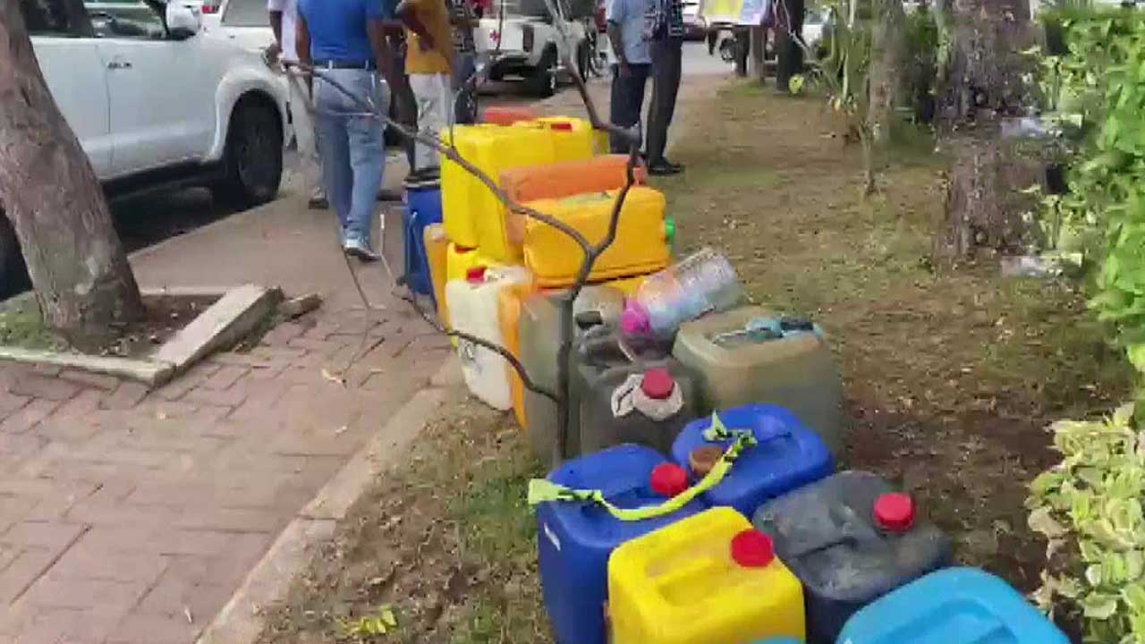 లంకలో అడుగంటిన చమురు నిల్వలు.. బంకుల వద్ద భారీ లైన్లు