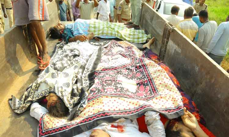 దైవ దర్శనానికి వెళ్లొస్తూ మృత్యుఒడిలోకి..