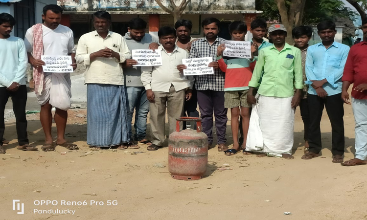 పెంచిన ధరలు తగ్గించాలి