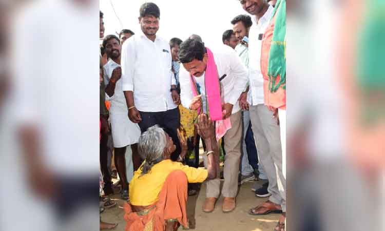 ఆప్యాయంగా పలకరిస్తూ.. సమస్యలపై ఆరా తీస్తూ..