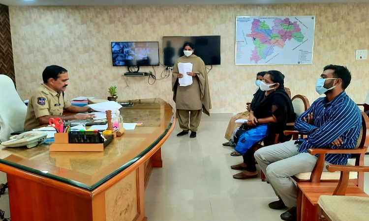 భక్తిభావంతో మెలగాలి