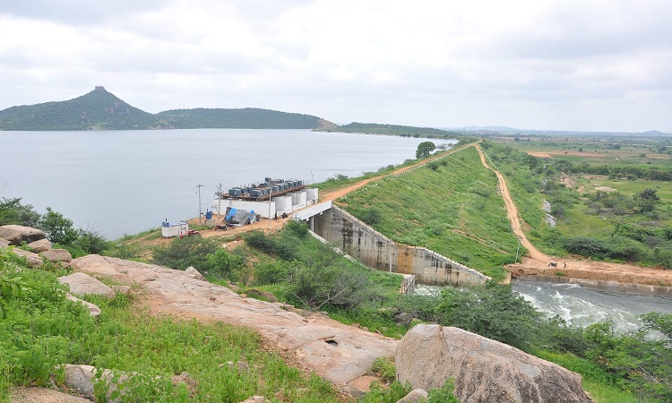 నాడు బీడు భూములు.. నేడు పచ్చని మాగాణులు