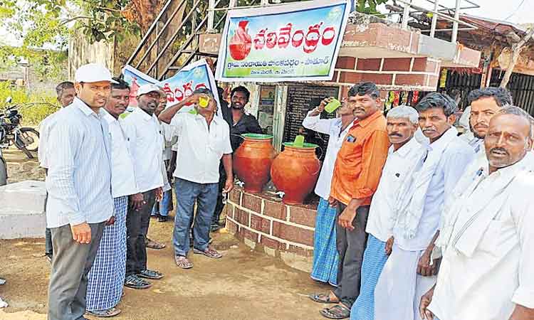 దాహార్తిని తీరుస్తున్న చలివేంద్రాలు