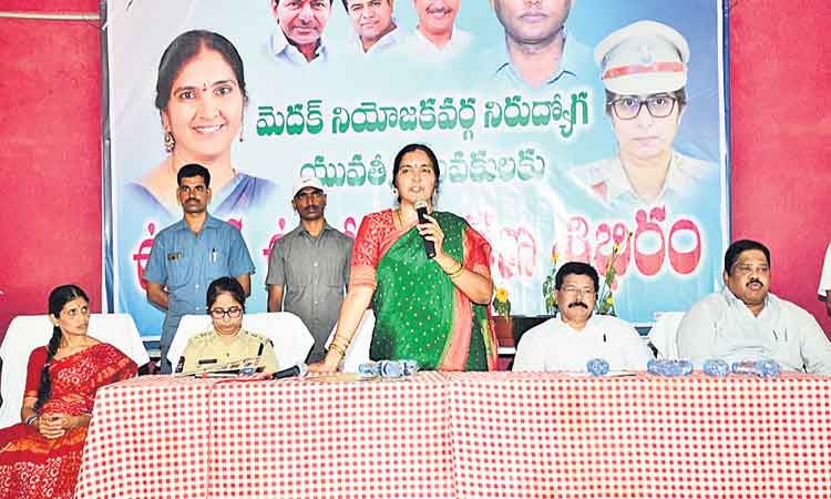 కష్టపడి చదివి ఉద్యోగాలు సాధించాలి