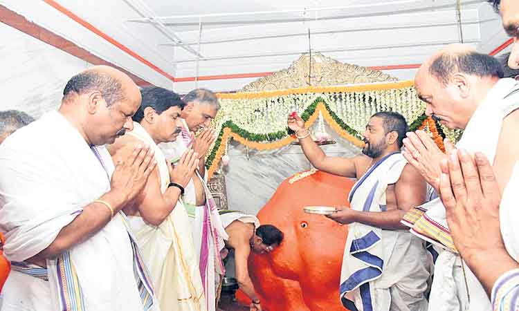 జనసంద్రంమైన రేజింతల్‌ సిద్ధివినాయక ఆలయ ప్రాంగణం