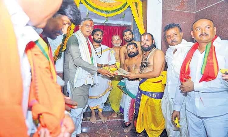 ప్రభుత్వమే దేవాలయాలకు నిధులు అందిస్తున్నది