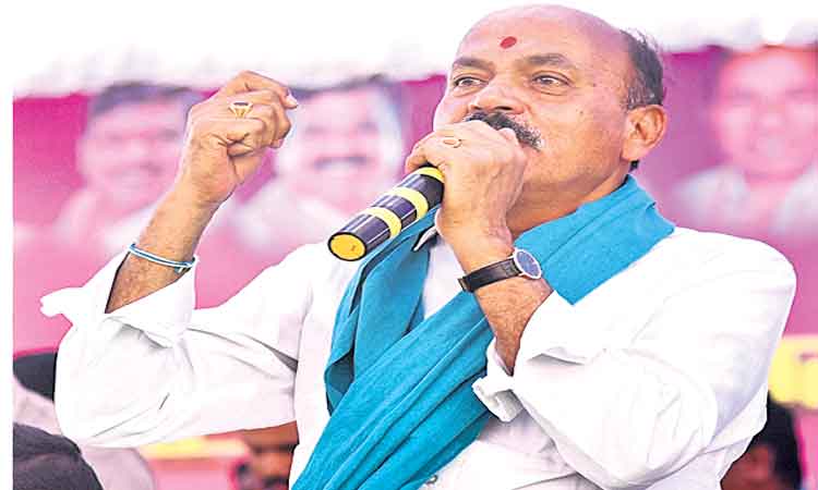 కేంద్రం మెడలు వంచుతాం