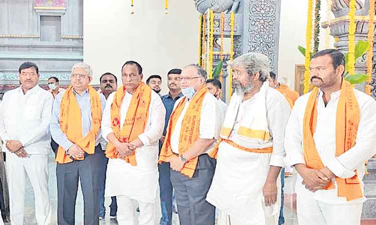 ప్రజలందరూ సుఖ సంతోషాలతో వర్ధిల్లాలి