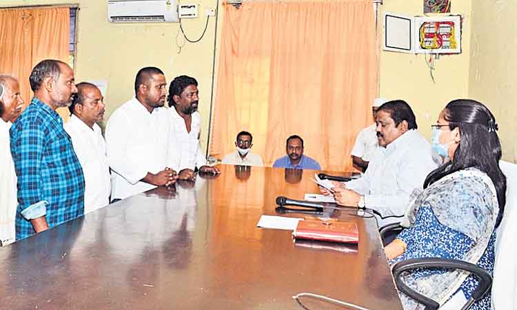 అర్జీలు స్వీకరించిన అదనపు కలెక్టర్లు