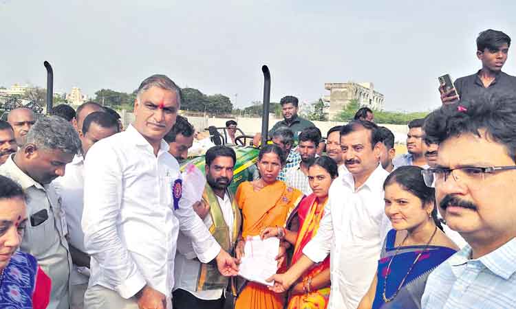 ప్రతి గింజనూ ప్రభుత్వమే కొంటది..