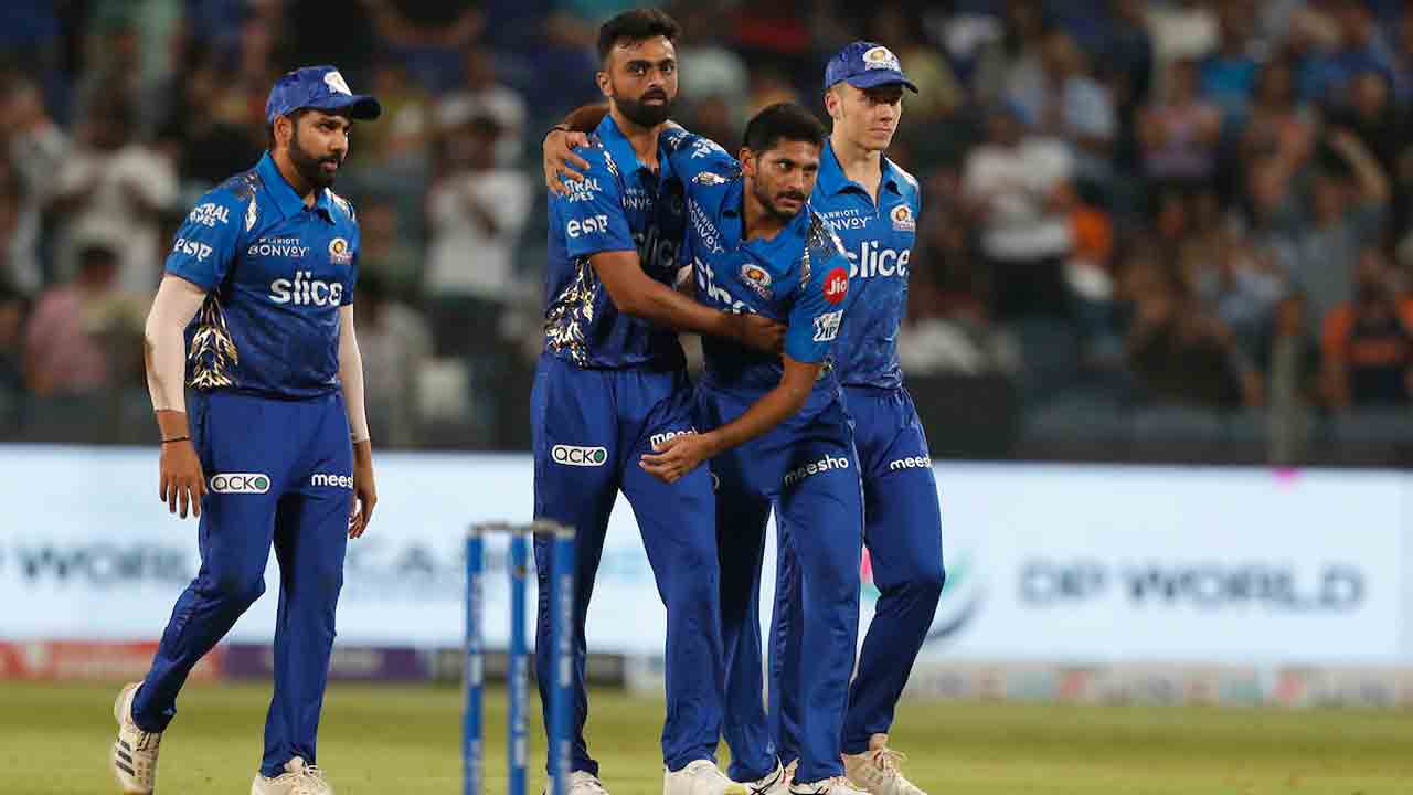 MI vs RCB | తొలి వికెట్ కోల్పోయిన బెంగళూరు.. డుప్లెసిస్ అవుట్