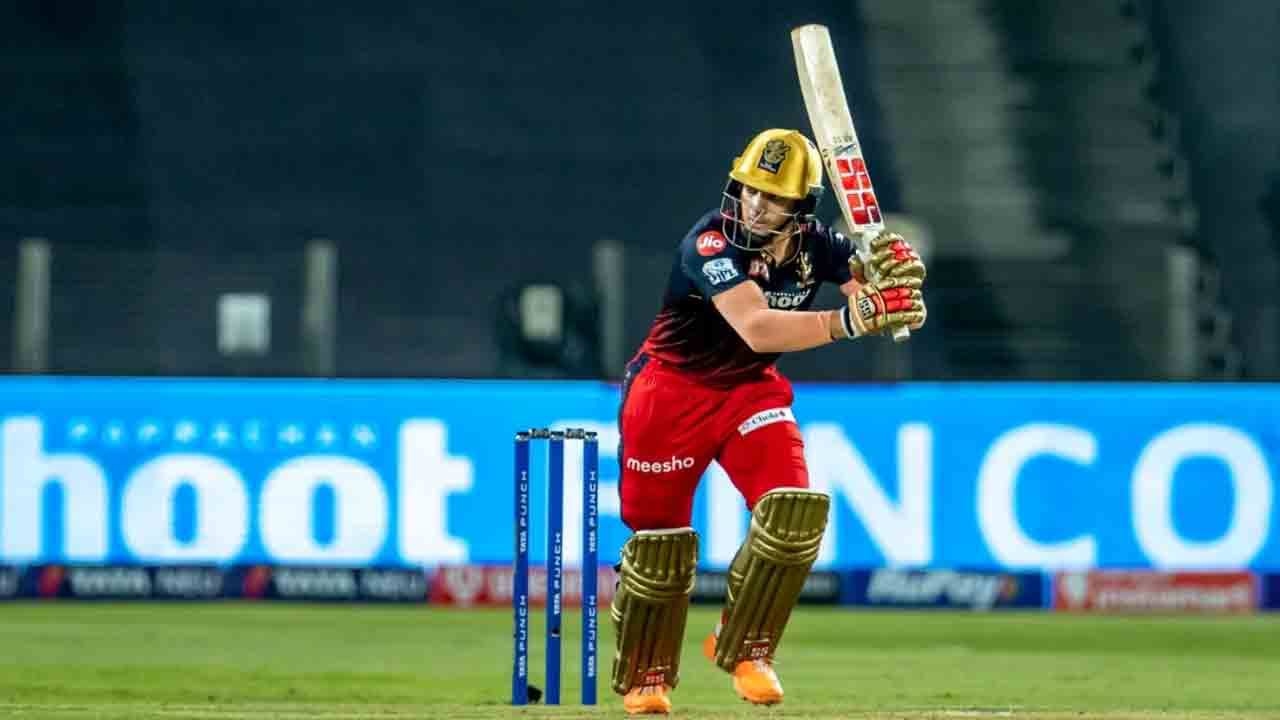 MI vs RCB | రెండో వికెట్ కోల్పోయిన బెంగళూరు.. రావత్ రనౌట్