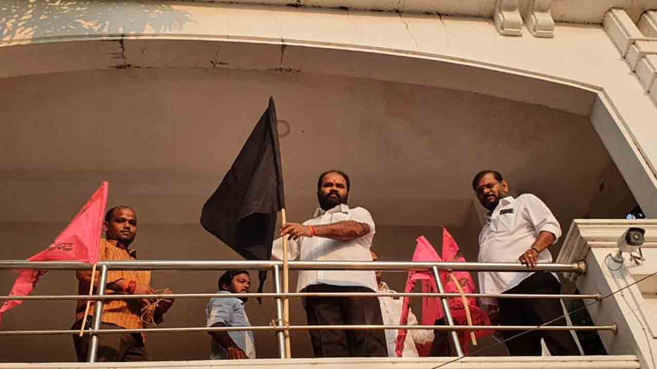 ధాన్యం కొనాల్సిందే.. ఇంటిపై నల్లజెండా ఎగురవేసిన నల్లగొండ ఎమ్మెల్యే