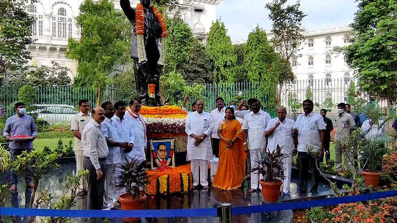 అసెంబ్లీలో అంబేద్కర్‌కు నివాళులర్పించిన స్పీకర్ పోచారం‌, మండలి చైర్మన్‌