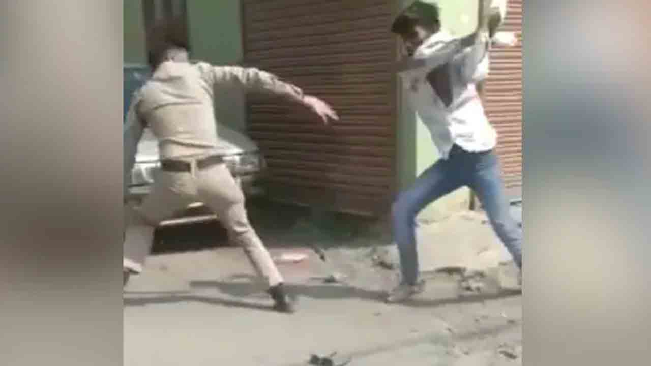 Video: అంతా చూస్తుండగా లాఠీ లాక్కొని… పోలీస్‌ను చితకబాదిన వ్యక్తి