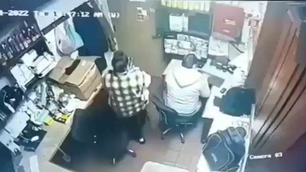 Viral Video: మహిళకు సహాయం చేసిన వ్యక్తి… తర్వాత ఏమైందంటే?