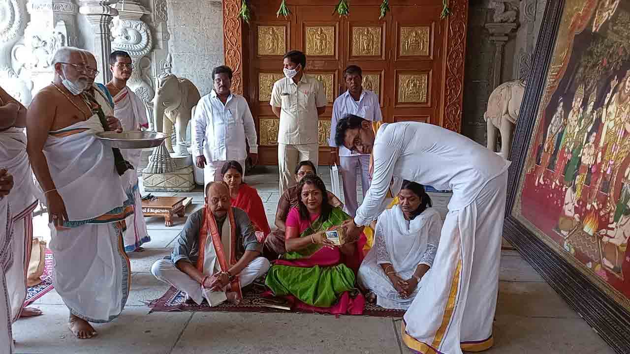 యాదాద్రి నారసింహుని సేవలో జీహెచ్ఎంసీ మేయ‌ర్