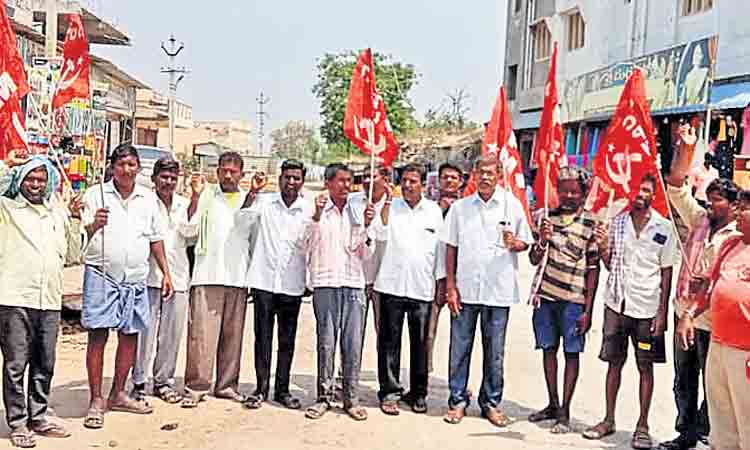 పెట్రో ధరల పెంపుపై నిరసనలు