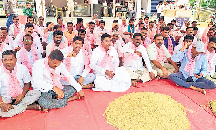 వడ్లు కొనేదాకా తగ్గేదేలే..