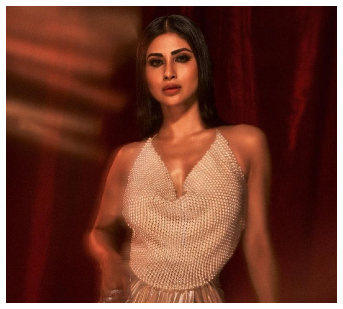 Mouni Roy | గోల్డెన్ క‌ల‌ర్ డ్రెస్‌లో మౌనీ రాయ్ మెరుపులు..
