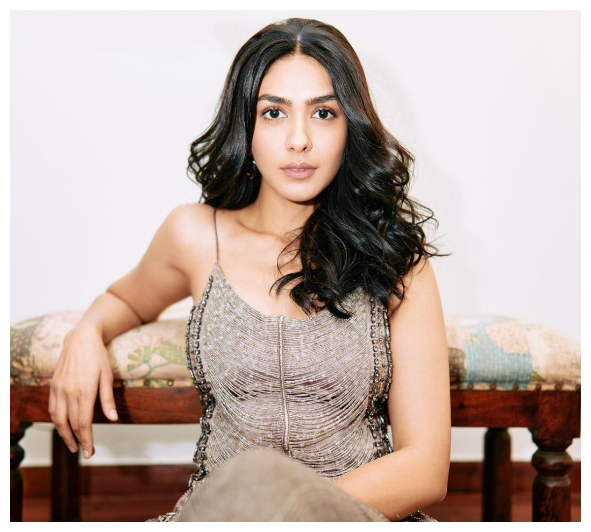 Mrunal Thakur | అదిరిపోయిన మృణాల్ ఠాకూర్ గ్లామ‌ర‌స్ ఫొటో షూట్‌..