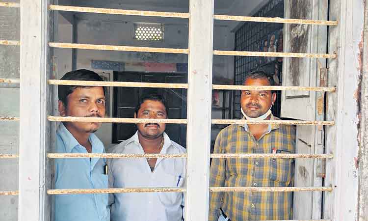 ‘ముద్ర’ సిబ్బంది నిర్బంధం