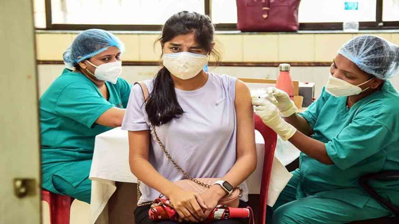 వయోజనులకు వంద శాతం వ్యాక్సినేషన్‌.. ఎక్కడంటే?