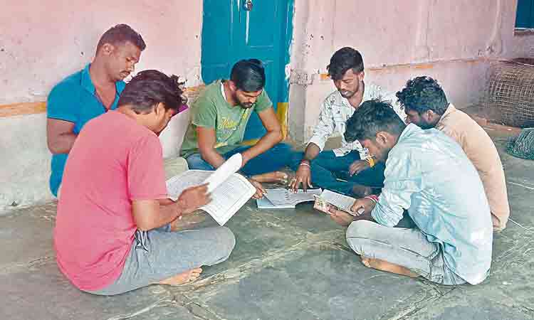 ఉద్యోగార్థులకు తోడు..నీడ