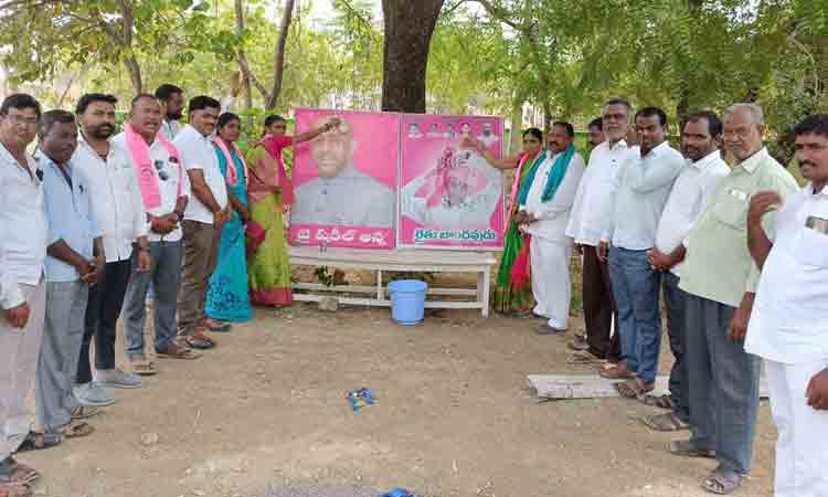 సీఎం కేసీఆర్‌ చిత్రపటాలకు క్షీరాభిషేకం