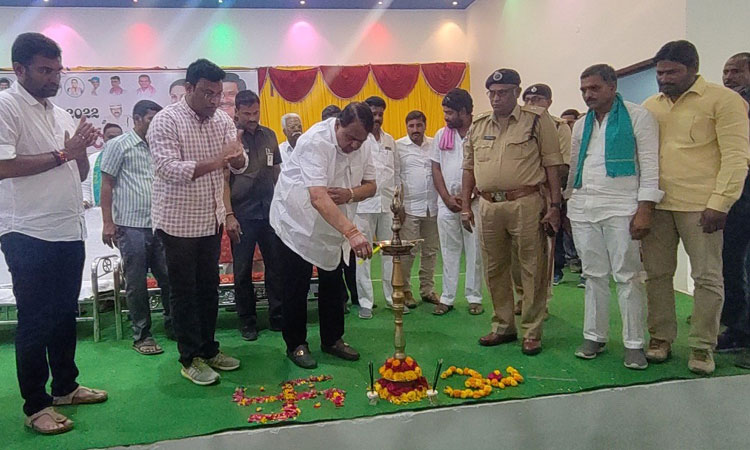 స్థానికులకు ఉద్యోగాలు ఇచ్చేది ఒక్క తెలంగాణే..