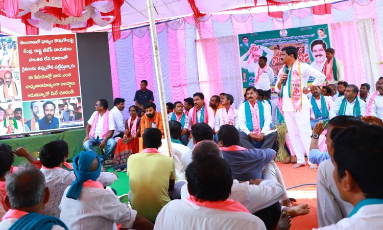 వడ్లు కొనేవరకూ బీజేపీని నిలదీయాలి