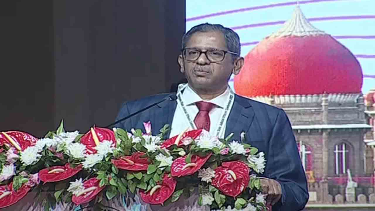 చేతికి ఎముక లేదనడానికి ట్రేడ్‌మార్క్‌ కేసీఆర్‌: సీజేఐ ఎన్వీ రమణ