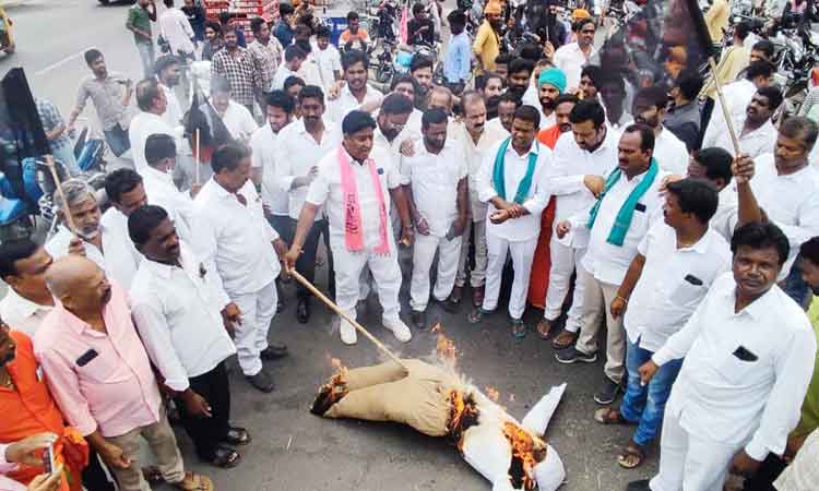 ఢిల్లీని కదిలించి వడ్లు కొనిపిస్తాం