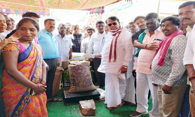 వర్ని మండలం జాకోరలో ధాన్యం కొనుగోలు కేంద్రాన్ని ప్రారంభిస్తున్న స్పీకర్‌ పోచారం