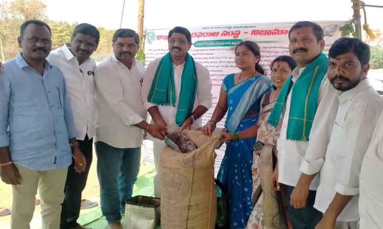 ధాన్యాన్ని దళారులకు విక్రయించొద్దు