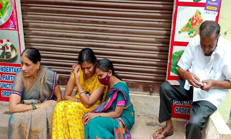 కామారెడ్డి లాడ్జిలో తల్లీకొడుకు ఆత్మహత్య