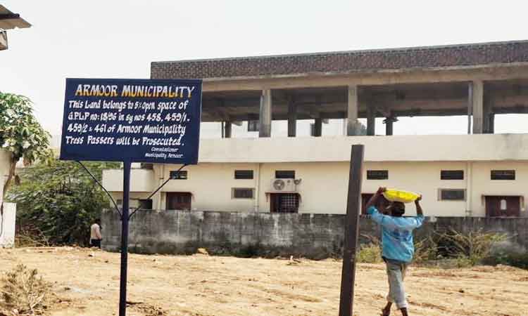 మున్సిపల్‌ స్థలం చుట్టూ కంచె