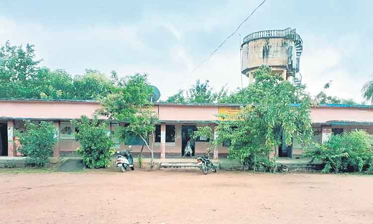 ఐక్యంగా నిలిచారు బడిని మలిచారు