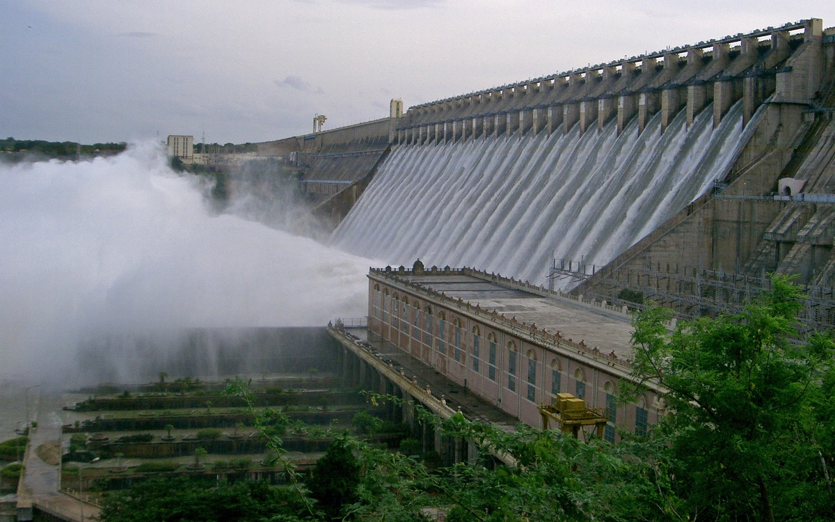 శ్రీశైలం, నాగార్జునసాగర్ ప్రాజెక్టులకు కొనసాగుతున్న వరద