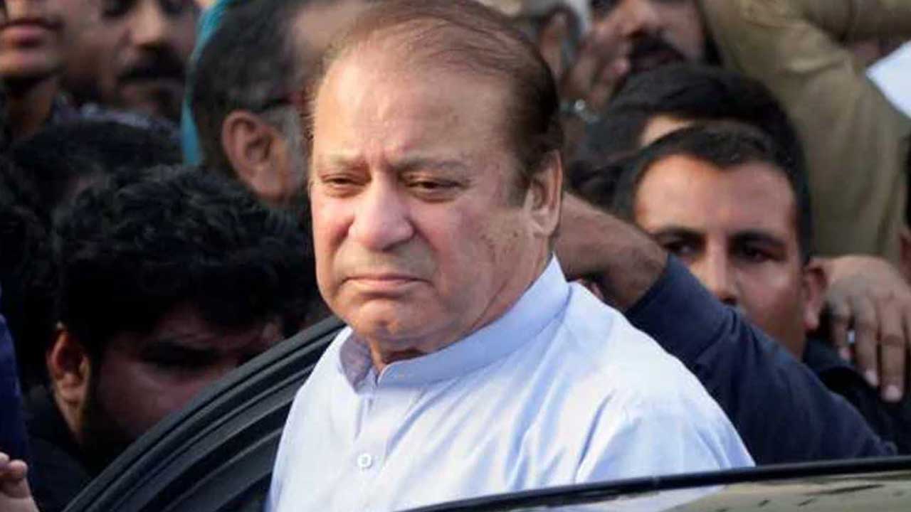 పాక్‌ మాజీ ప్రధాని నవాజ్‌ షరీఫ్‌పై అధికార పార్టీ కార్యకర్త దాడి